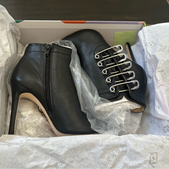 Katy Perry black booties with pins in 5.5M - Picture 5 of 5